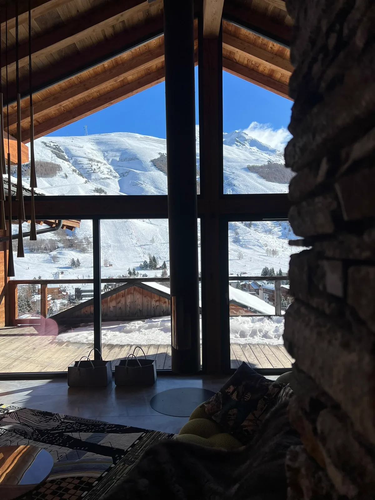 Baies vitrées toute hauteur nettoyées des deux faces dans un chalet