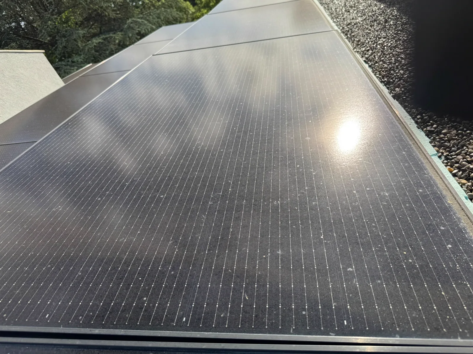 Surface d’un panneau solaire avant nettoyage, dépôts de poussières et pollens
