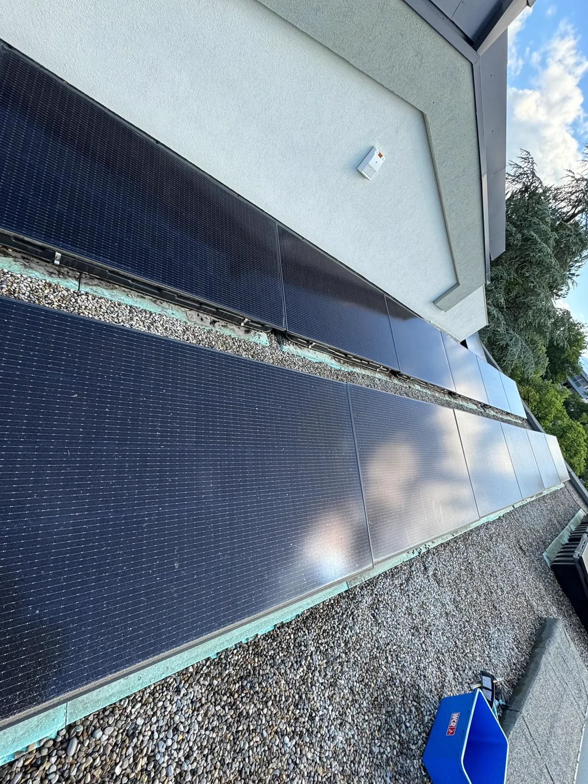 Rangées de panneaux solaires sur toiture terrasse après nettoyage à l’eau pure